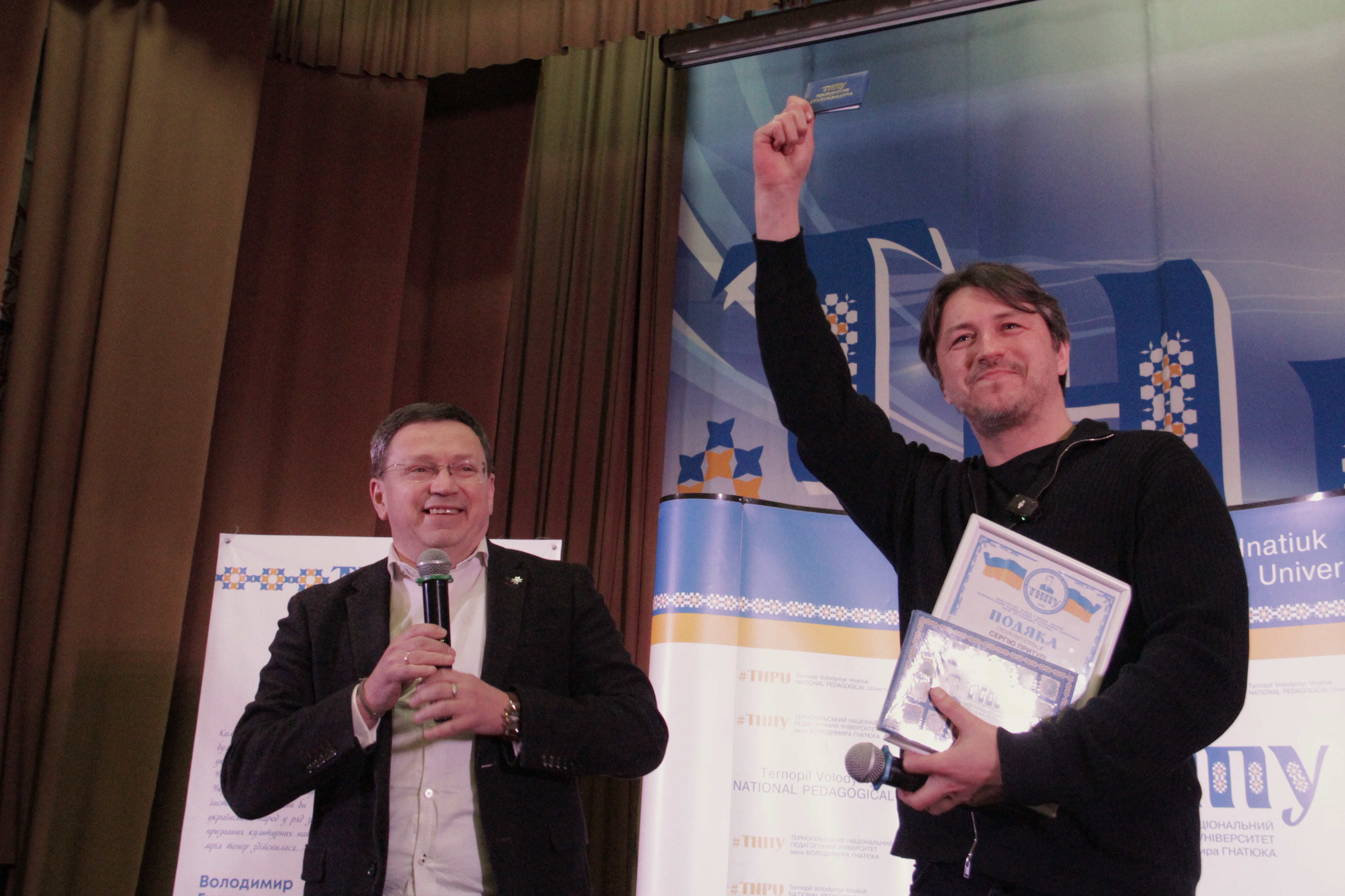 Rektor TNPU vruchyv podarunky Serhiiu Prytuli